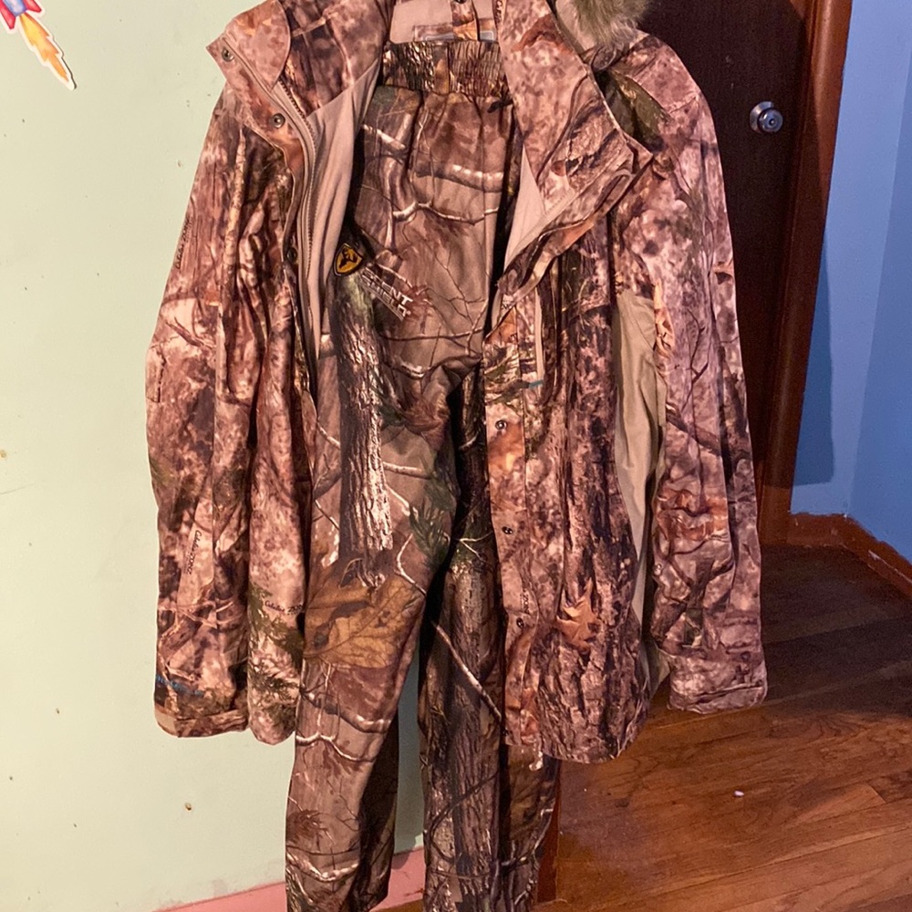 Camo jacket heavy duty with matching camo scent block pants. Size L